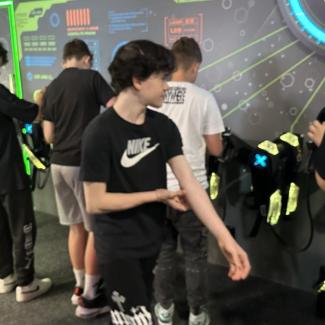 Pohodový den 7. B na Laser game