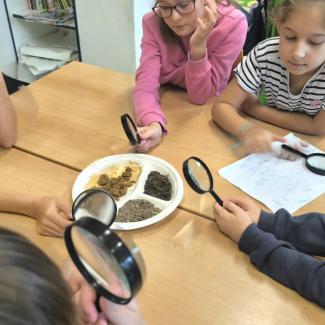 Žáci 4.A objevovali tajemství půdy