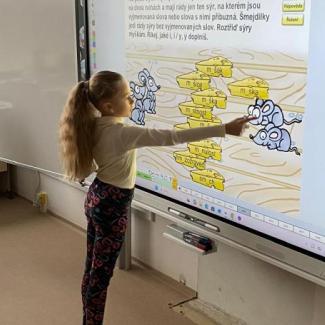 Nová interaktivní tabule ve třídě 3. A