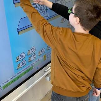 Nová interaktivní tabule ve třídě 3. A